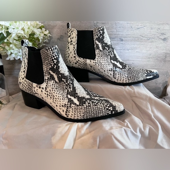 Blondo Noa Waterproof White/Grey Snake Embossed Leather Bootie Size 8 Like New - Picture 1 of 14